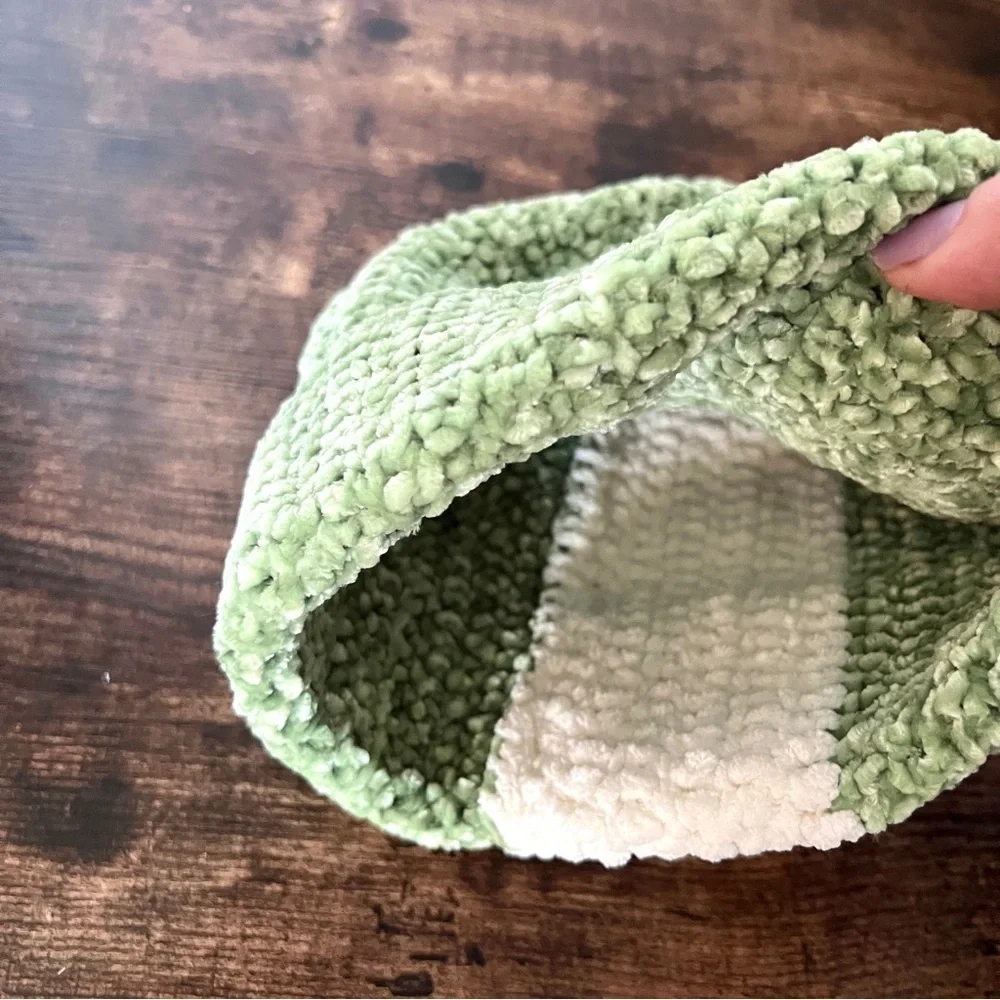 Crochet PRE-OWNED Green & White Handmade Baby Beanie Size 6-12 Months